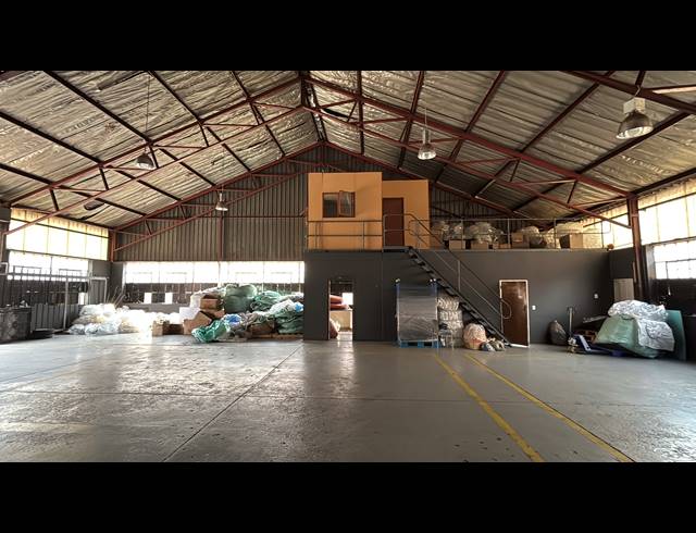 360M² WAREHOUSE TO LET IN JET PARK